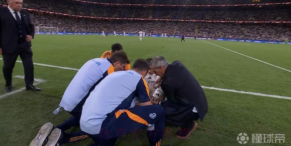 英媒：皇马队医治疗当值主裁 球迷们纷纷调侃